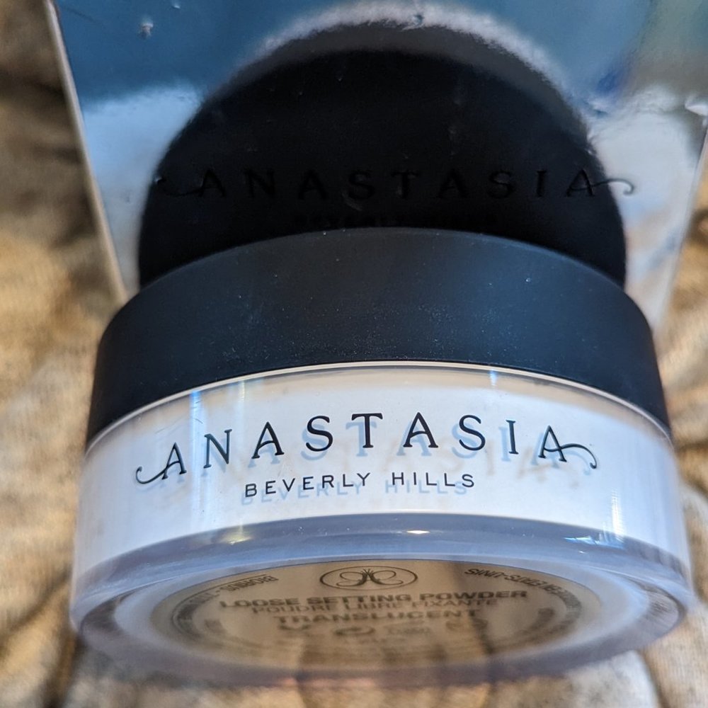 The Iconic! Anastasia Beverly Hills Loose Setting Powder in Translucent